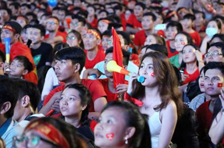 Cổ động viên bóng đá Việt Nam trước giờ đi bão