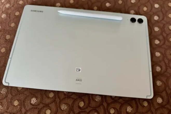 Samsung Galaxy Tab S9 Fe Plus được thiết kế từ kim loại, ngại hình cứng cáp, sang trọng