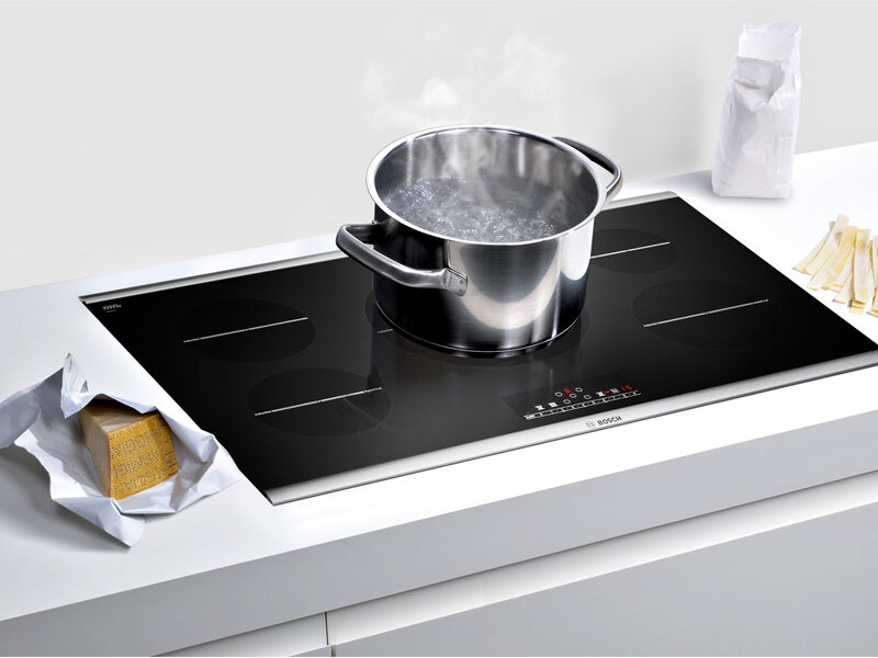 Vệ sinh sạch sẽ ngay sau khi sử dụng để đạt được độ bền tối ưu của bếp từ Bosch
