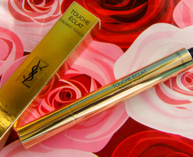 YSL Touche Éclat Face Highlighter Pen - giá khoảng 890.000 VNĐ