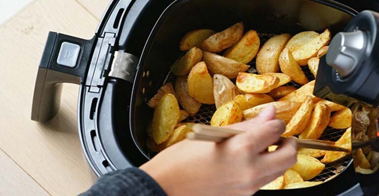 Lợi ích của nồi chiên không dầu là chế biến đa dạng món ăn từ chiên, rán đến nướng lợi ích của nồi chiên không dầu