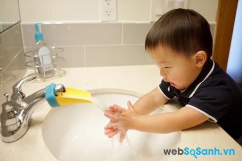 Nhắc nhở trẻ rửa tay sạch trước khi ăn