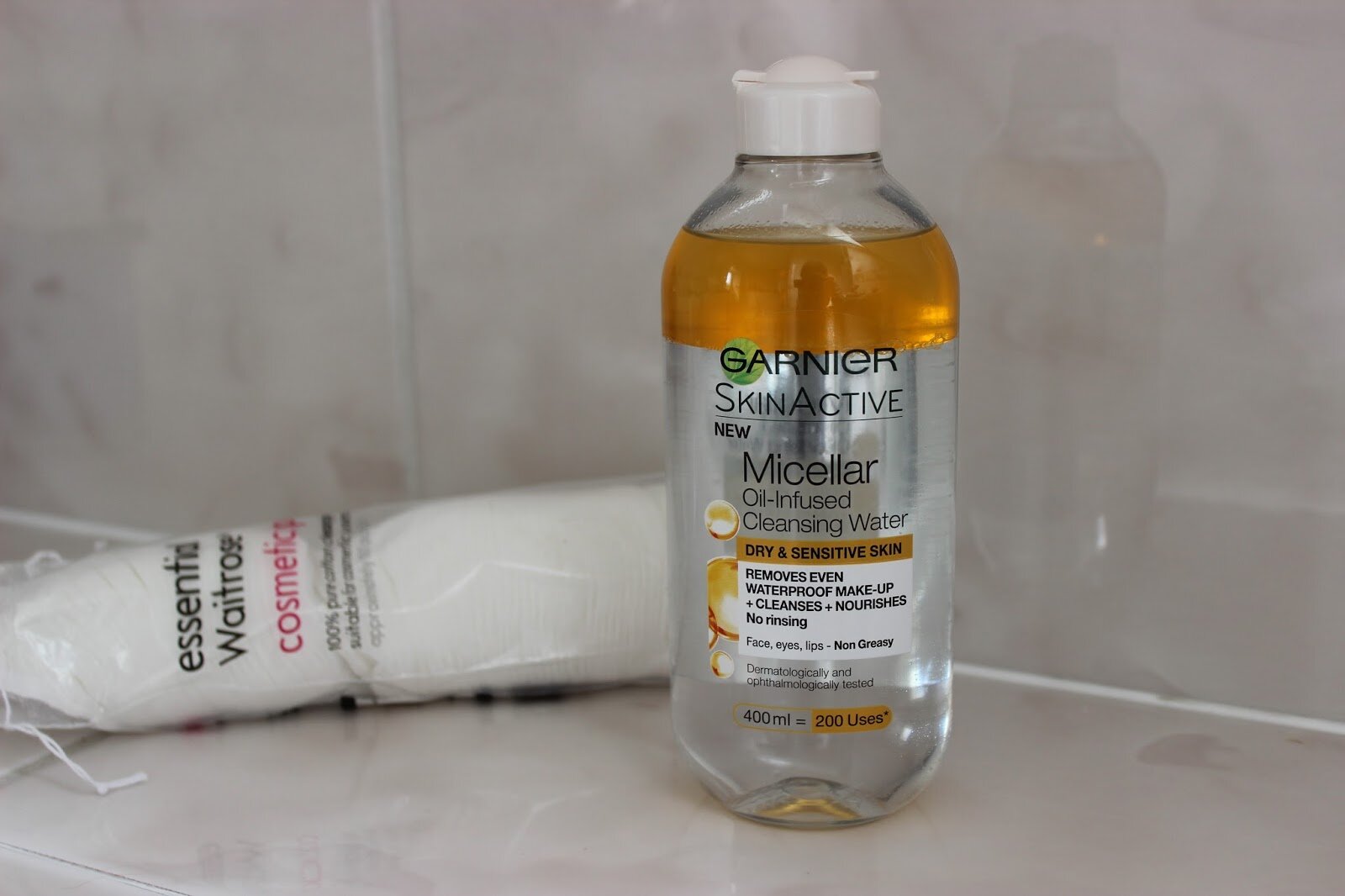 Sản phẩm tẩy trang Garnier Skin Active Oil Infused Micellar Cleansing Water 
