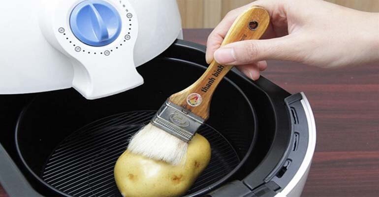 Nên quét một ít dầu vào thực phẩm trước khi cho vào nồi chiên Sử dụng nồi chiên không dầu cần tránh điều gì