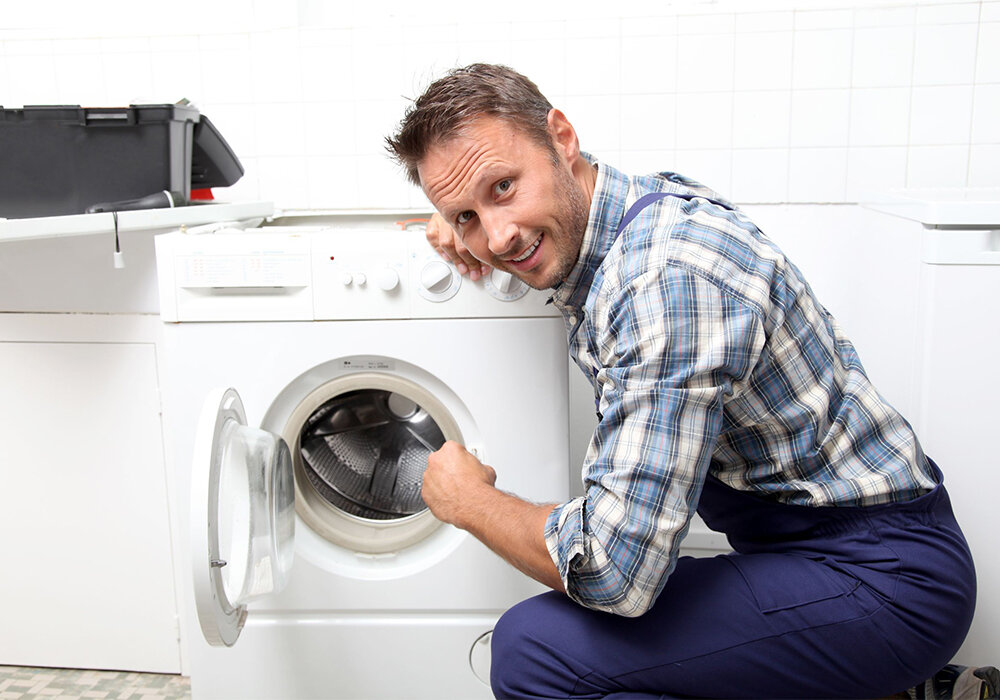 Mở nắp máy giặt để không gây ẩm mốc sau khi giặt