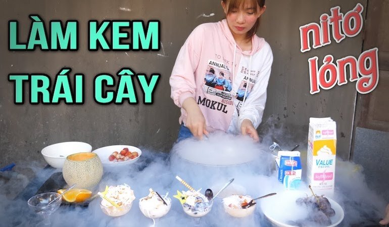 Thực hiện làm kem khói với máy làm kem khói