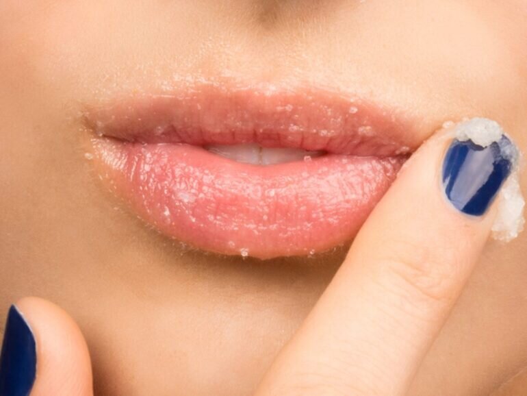Tẩy da chết cho môi trước khi tô son môi ăn không trôi