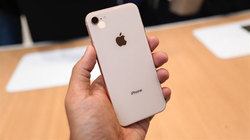 Mặt lưng sau bằng kính là khác biệt dễ nhận thấy trong thiết kế của iPhone 8 với iPhone 7