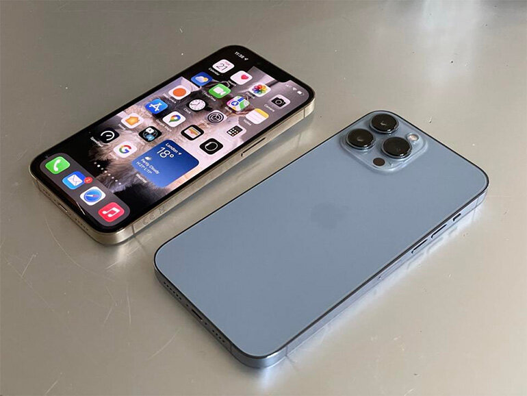 iPhone 13 Pro Max xanh Blue Sierra: Sự kết hợp độc đáo giữa màu xanh Blue Sierra và thiết kế sang trọng trên iPhone 13 Pro Max chắc chắn sẽ làm cho bạn phấn khích và muốn sở hữu ngay. Cùng chiêm ngưỡng sự tuyệt vời của màu xanh Blue Sierra trên thiết bị này và cảm nhận sự đẳng cấp từ đó.