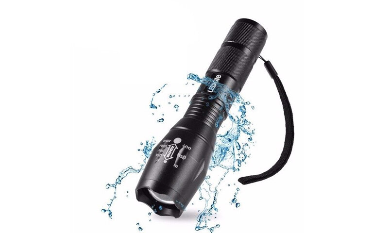đèn pin siêu sáng tự vệ của Nhật Bản chống nước rất tốt