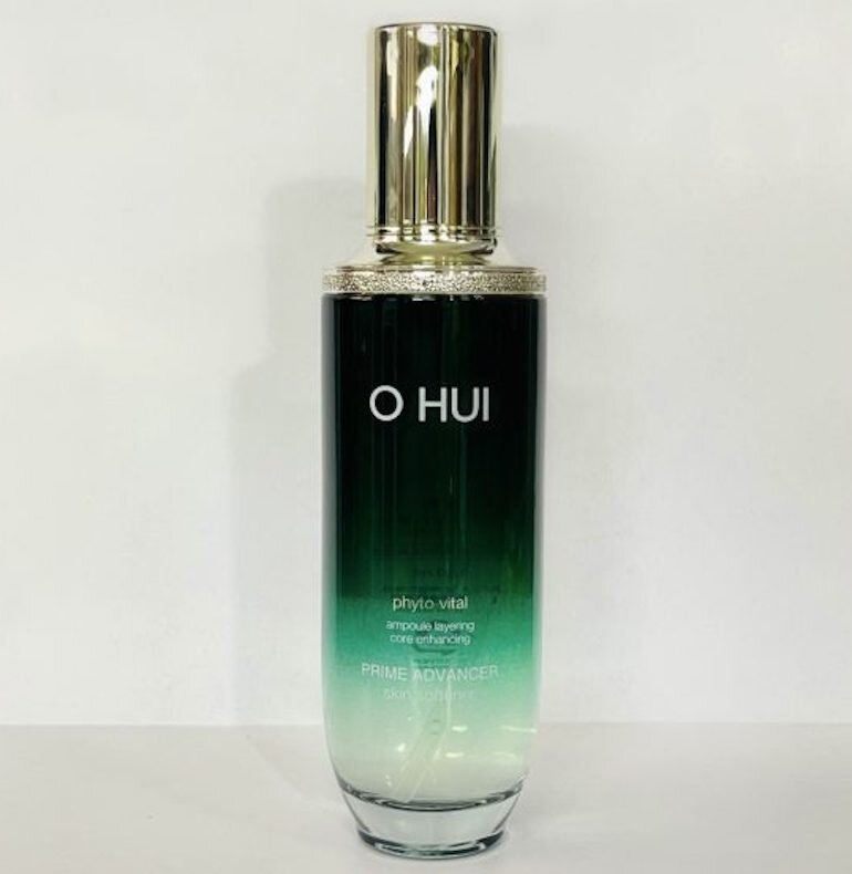 Nước hoa hồng OHUI xanh hoàn toàn là dạng nước, khá lỏng, độ mỏng và nhẹ tương đối ổn định trên da.