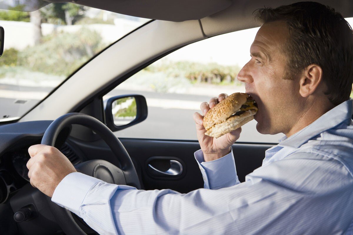 Hạn chế tối đa việc ăn uống và hút thuốc trên xe
