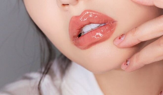 Apply son dưỡng 3ce Plumping Lips lên môi trông như vừa húp xong tô mỡ