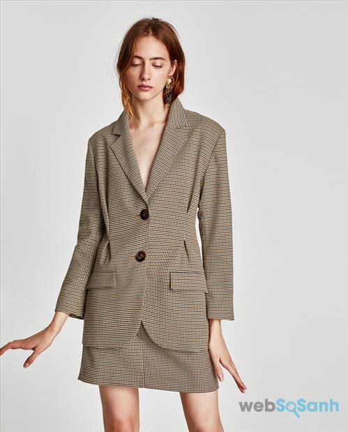 Những đường kẻ nhỏ liti mang đến sự nhẹ nhàng và lịch thiệp cho bộ blazer - váy ngắn này. Trông bộ váy áo này vừa lịch sự lại vừa trẻ trung và gợi cảm