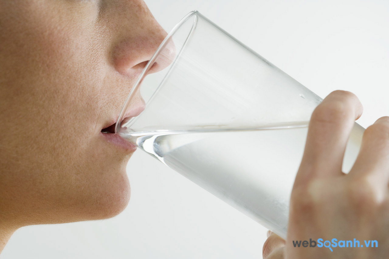 Cần uống thêm nhiều nước khi bị sốt xuất huyết, nếu không uống được phải truyền dịch