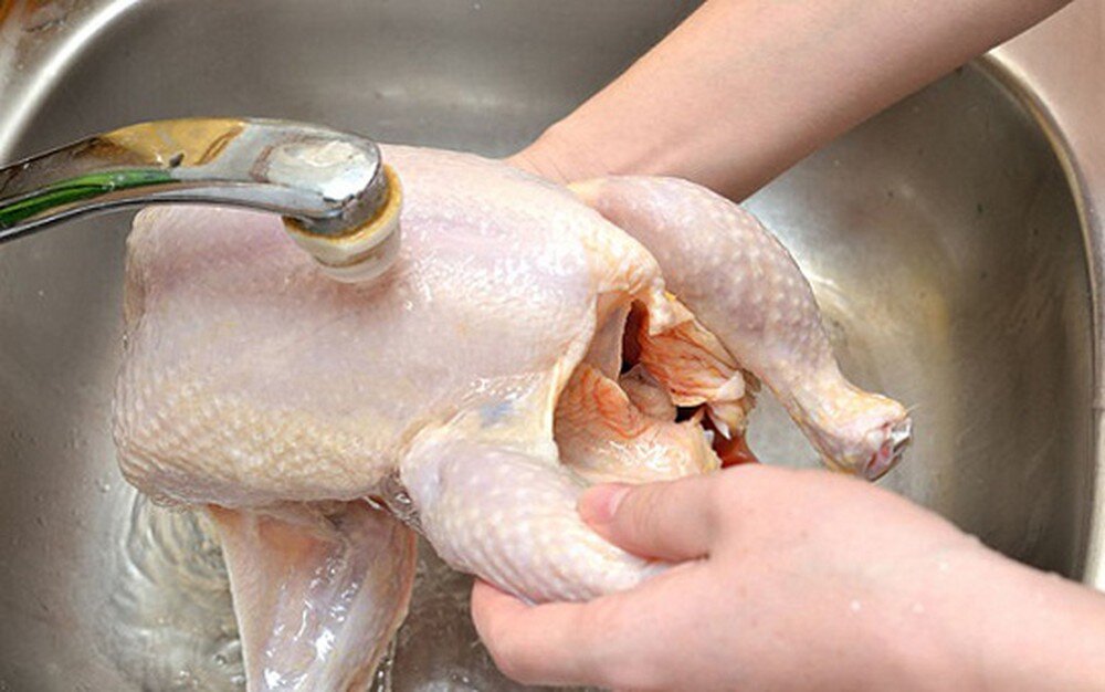  Làm sạch và sơ chế thịt gà kĩ trước khi nướng