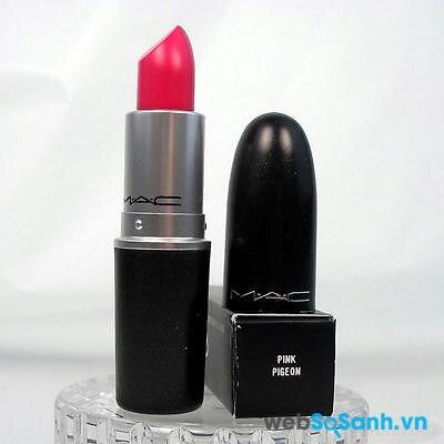 Bao bì của son MAC Matte Lipstick in Pink Pigeon rất đơn giản và cơ bản giống với các cây son khác của MAC