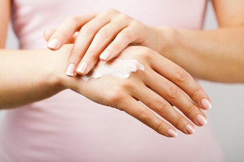 Bôi thử một chút mỹ phẩm lên mu bàn tay