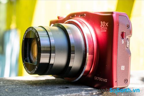 Canon PowerShot SX710 HS được trang bị tính năng GPS, bạn có thể gắn thẻ địa lý cho bức ảnh mà mình chụp. Cùng với đó là các kết nối thông dụng hiện nay như Wifi và NFC để người dùng có thể chuyển ảnh nhanh chóng từ máy ảnh của mình sng các thiết bị di động.