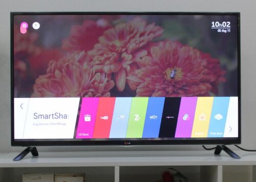 Cách bắt wifi cho tivi LG 32inch - Chọn biểu tượng cài đặt bên trái màn hình TV