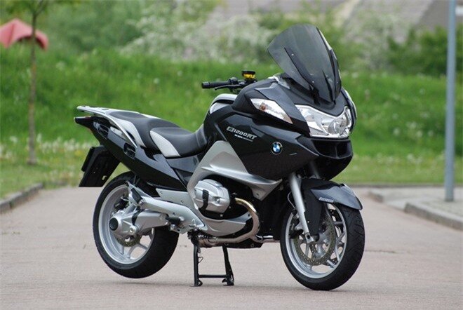 Ra đời năm 2005, BMW R1200RT là mẫu xe thay thế cho R1150RT trước đó. Cung cấp sức mahj cho xe là khối động cơ 1.170 phân khối, công suất 109 mã lực tại 7.750 vòng/phút và mô-men xoắn cực đại 120 Nm tại 6.000 vòng/phút, làm mát bằng dung dịch. Mẫu xe touring này có thể đáp ứng khả năng vận hành ở vận tốc lên đến khoảng 224 km/h không mấy khó khăn. 