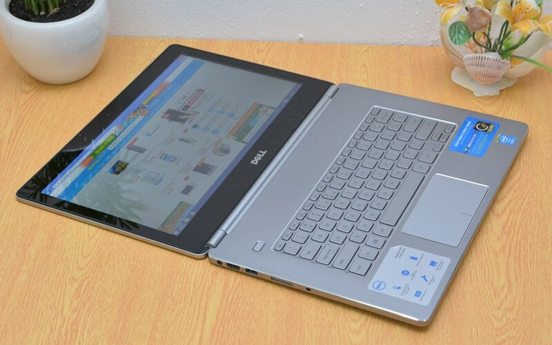 Laptop Dell Inspiron 14 7437 có thể gập màn hình về phía sau một góc 180 độ có thể gập màn hình về phía sau một góc 180 độ.