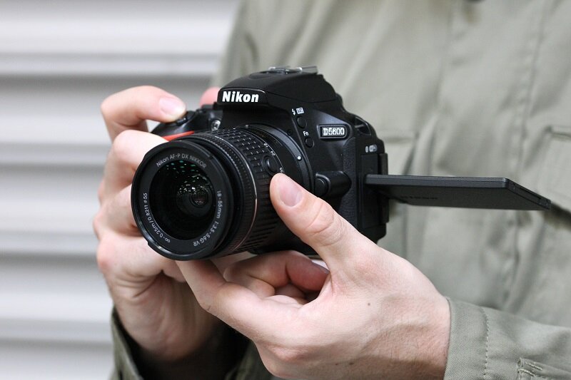 Alt + Caption: Nikon D5600 nổi bật với thiết kế nhỏ gọn, màn hình xoay lật hiện đại 