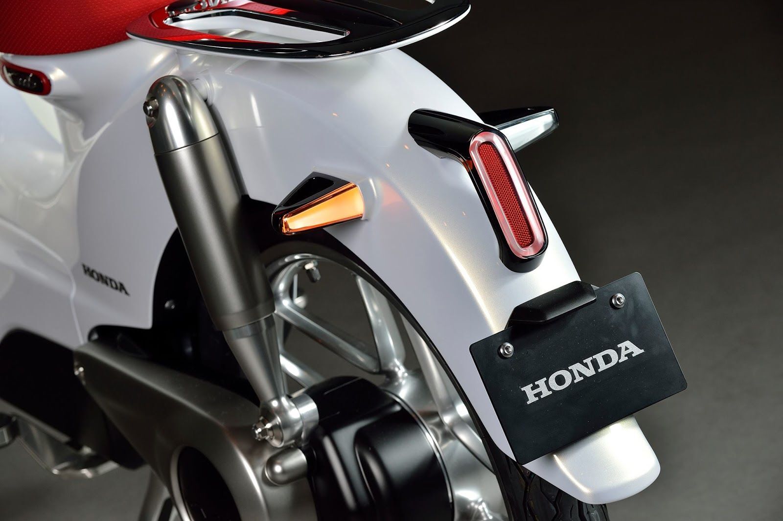 Xe máy điện Honda Cub E sáng cửa bán tại Việt Nam nhiều chi tiết hiện đại  hợp nữ giới  Tuổi Trẻ Online