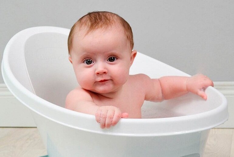 Tắm cho bé trong chậu là lựa chọn của nhiều mẹ