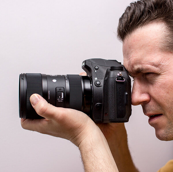 Lens Sigma 18-35mm f/1.8 DC HSM cầm trên tay