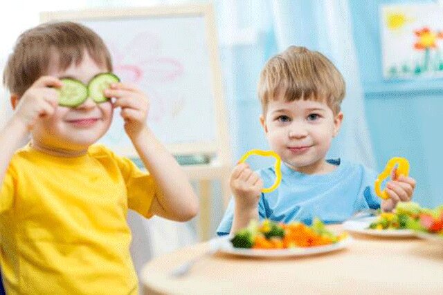 Tạo một trò chơi để kích thích trẻ ăn rau