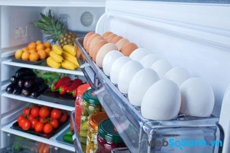 để trứng trên cánh tủ lạnh