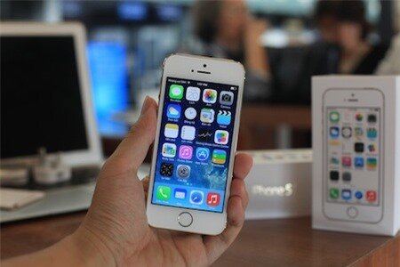 iPhone 5S nhỏ gọn, nhẹ hơn so với thế hệ iPhone 5.