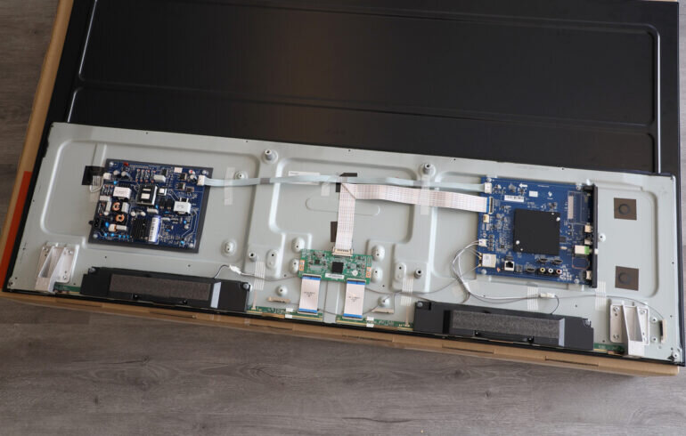 Bên trong Vsmart 55KE8500 có 4 khu vực chính, gồm bảng mạch nguồn bên trái, mạch điều khiển panel ở giữa, bo mạch chủ ở bên phải và hệ thống hai loa ở gần cạnh dưới. Bo mạch nguồn với giắc cắm điện 220V trực tiếp và có hai dây dẫn nguồn ra, bao gồm một bên trái cấp nguồn cho hệ thống đèn nền LED màn hình và cụm dây đầu ra bên phải để cấp nguồn cho bảng mạch chính.