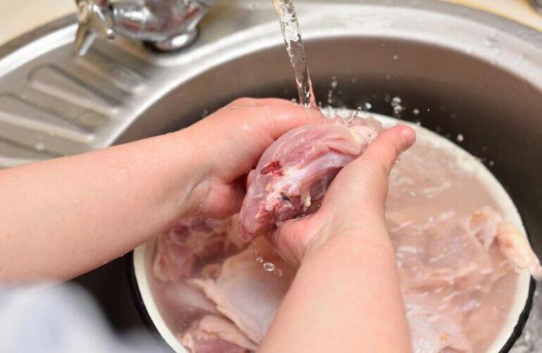 Nên rửa thịt sạch sẽ trước khi cho vào tủ lạnh