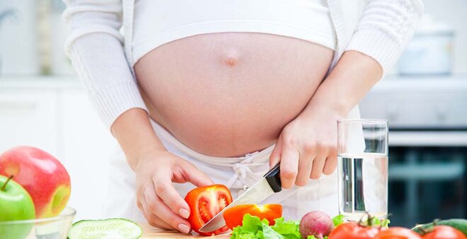 Nước ép cà chua dồi dào vitamin hỗ trợ sự phát triển của thai nhi