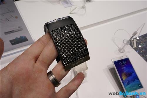 Samsung Gear S phiên bản kim cương. Nguồn Internet