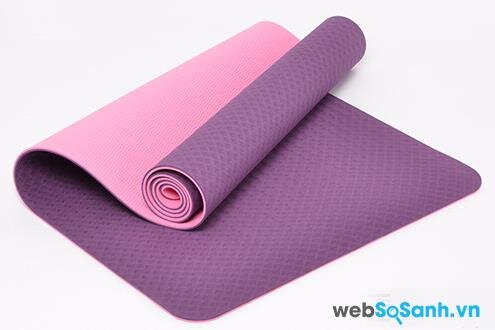 Thảm yoga chế tạo từ chất liệu TPE an toàn khi tiếp xúc với da của người tập