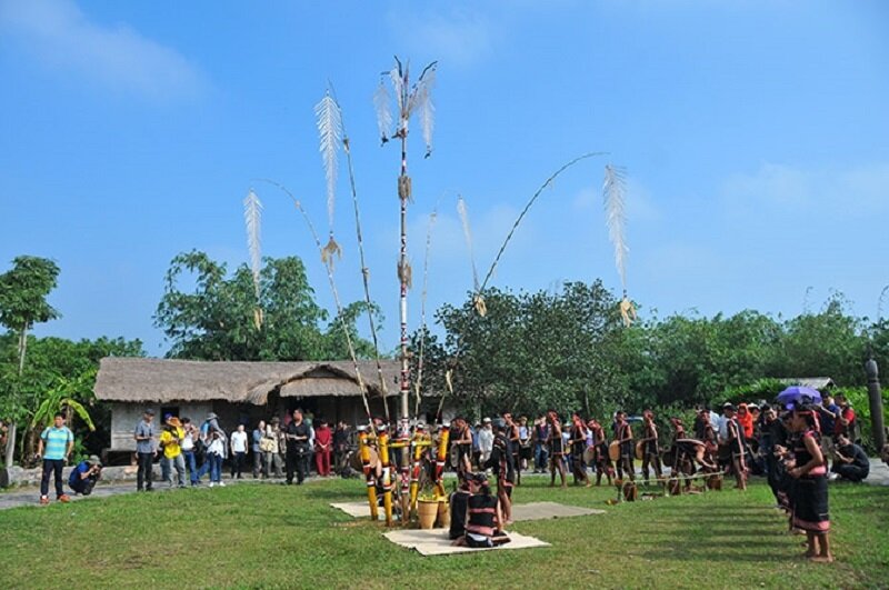 Cây Nêu Của Đồng Bào Ê Đê Thường Thấp Hơn Cây Nêu Của Các Dân Tộc Khác Vì Họ Thường Tổ Chức Lễ Hội Trong Nhà