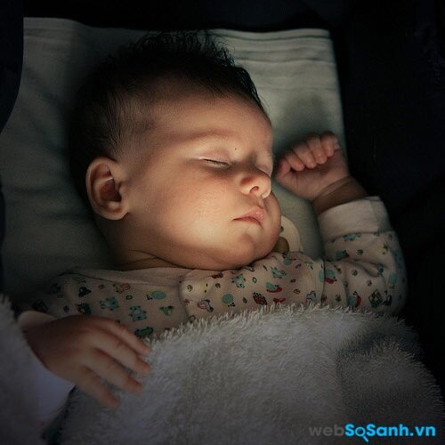 Tắt đèn khi bé ngủ