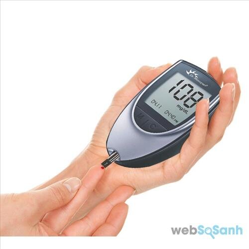 Sử dụng máy đo đường huyết để theo dõi lượng đường huyết thường xuyên