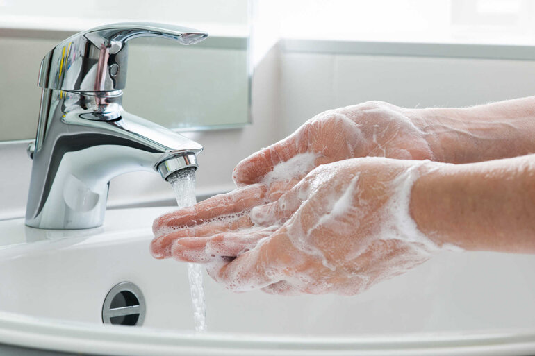 Rửa tay bằng xa phòng ký trước khi sử dụng cốc nguyệt san