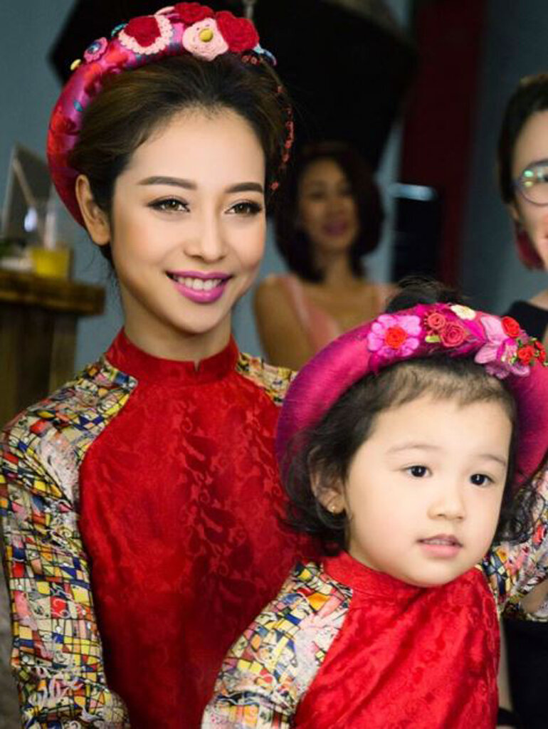 Mặc những bộ áo dài Tết thiết kế như thế này để thấy mình đẹp hơn bao giờ hết | websosanh.vn Mặc Những Bộ Áo Dài Tết Thiết Kế Như Thế Này Để Thấy Mình Đẹp Hơn Bao Giờ Hết | Websosanh.Vn