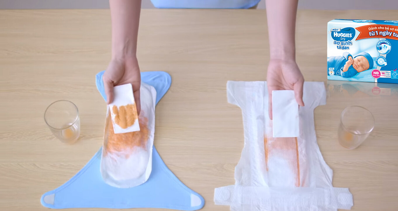 Khả năng thấm hút của tã dán Huggies và Pamper
