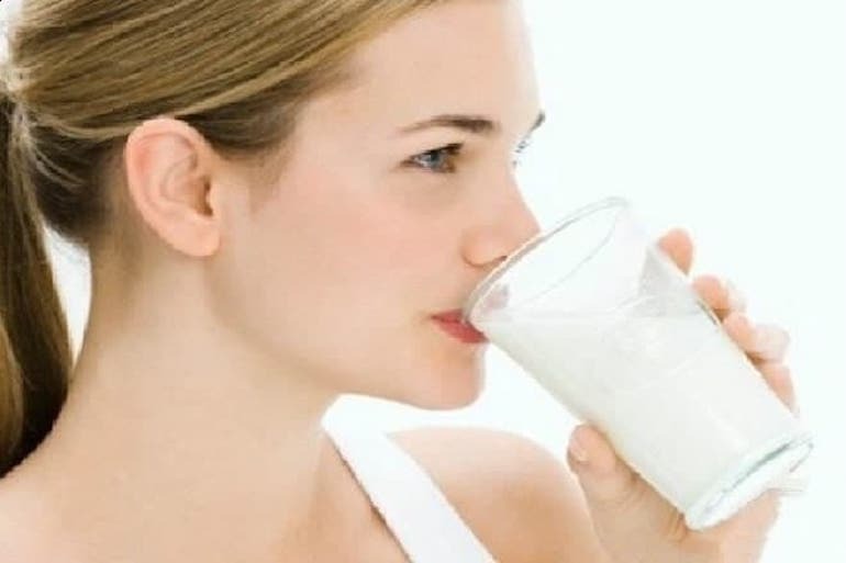 Các lợi ích của việc uống sữa tươi sau sinh