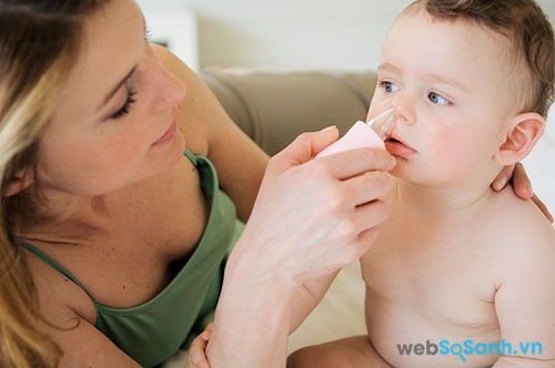 bạn cần xịt, nhỏ nước muối sinh lý thường xuyên để làm sạch đường hô hấp của bé