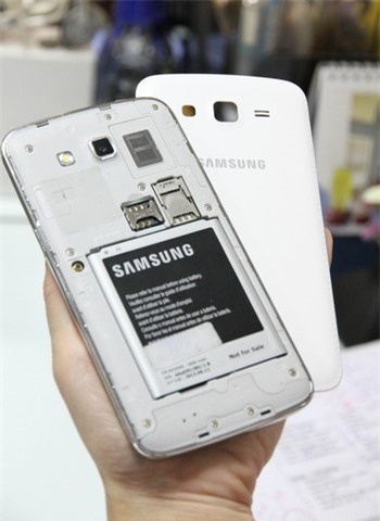 Galaxy Grand 2 được trang bị thỏi pin kh� lớn, 2.600mAh
