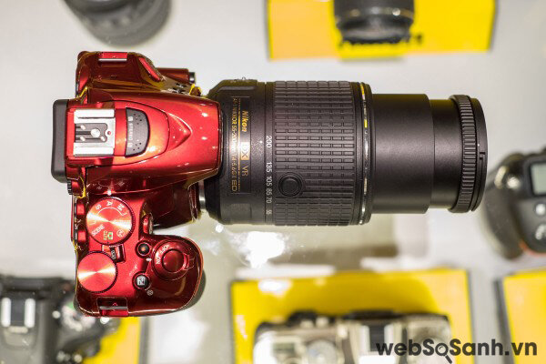 Nikon D5500 có kích thước mỏng hơn và trọng lượng nhẹ hơn D5300