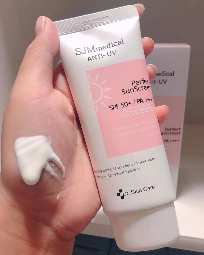 Kem chống nắng Sjm Medical Anti UV Perfect SunScreen bảo vệ da trước những tác động từ bên ngoài môi trường, giảm thiểu sự tiếp xúc của da đối với ánh mặt trời.