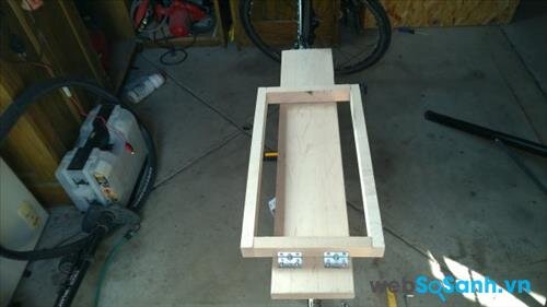 Bạn nên dựng một khung gỗ như thế này để chứa ắc quy